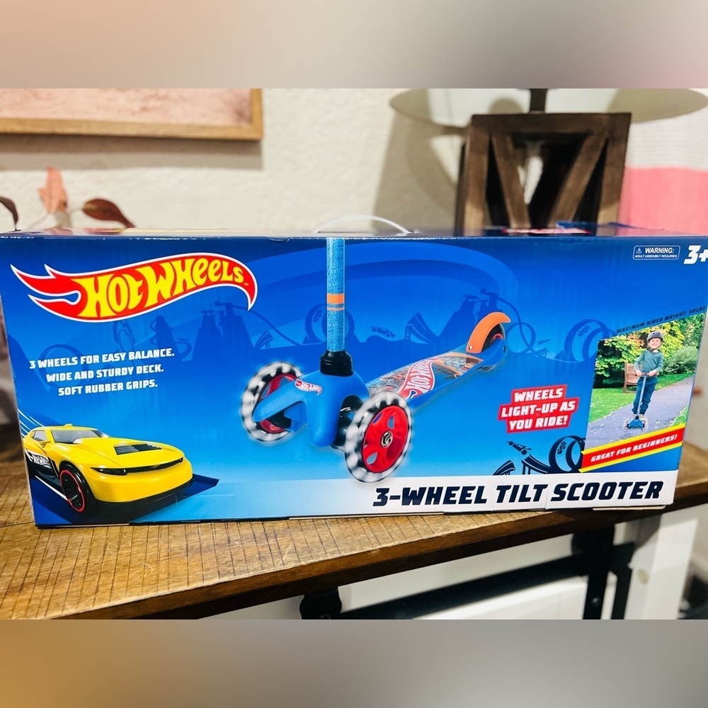 Hot Wheels Tilt and Turn Light Up 3 Wheel Scooter new Hot Wheels